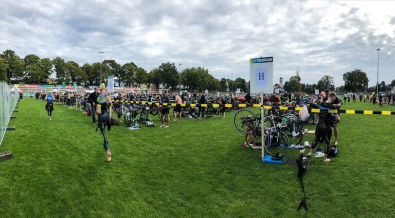 Großzügig angelegte Wechselzone beim Stadler Erkner Triathlon