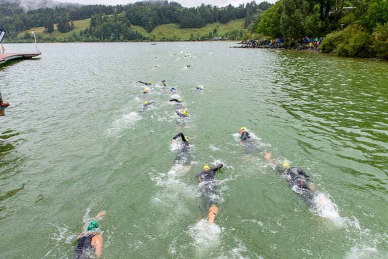 Die neue Schwimmstrecke im Alpsee- noch eine lange Gerade, dann ist der Schwimmausstieg erreicht