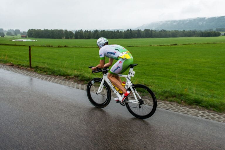 Faris Al-Sultan auf der letzten Ausfahrt durchs wolkenverhangene Oberallgäu