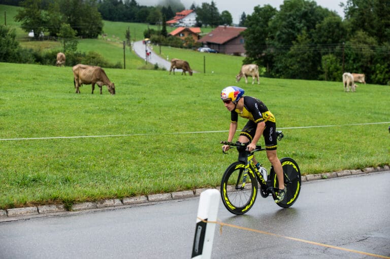 Die Allgäuer Kühe schenktem dem Kona-Champion Sebastian Kienle wenig Aufmerksamkeit