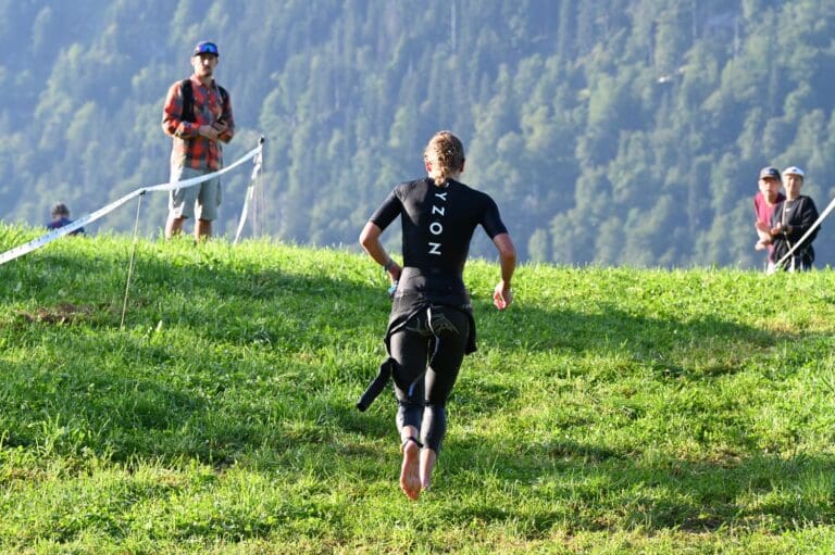 Der erste Berg des Tages: Der Uphill hinauf in die Wechselzone lässt gleich mal das Laktat in die Beine schießen