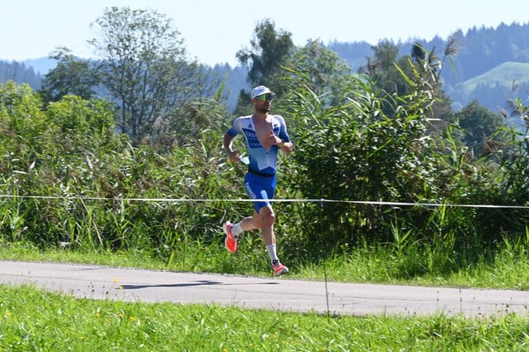 Patrick Lange fliegt über die Laufstrecke