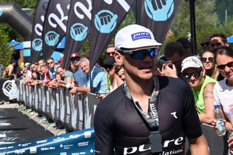 Ruben Zepuntke wird Zweiter und ist im Ziel ebenfalls geflasht von der Allgäuer Triathlon-Sause