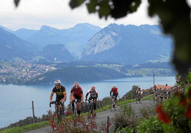 Die ersten Radkilometer - schon hoch über dem Thuner See