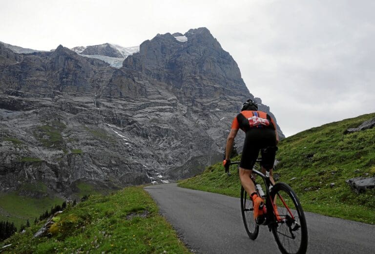 Die letzten Kehren zur Großen Scheidegg unter dem Grindelwalder Wetterhorn