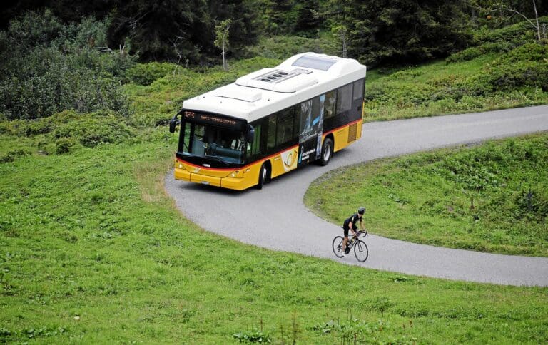 Ungleiches Duell: Radfahrer und Postbus an der Großen Scheidegg