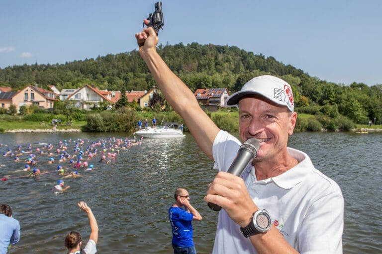 Moderator Bernd-Uwe Gutknecht an der Startpistole