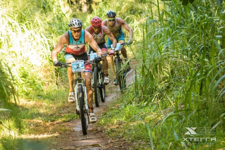 Der Kampf um den Sieg: Josiah Middaugh auf den ersten Bikekilometern direkt vor Titelverteidiger Ruben Ruzafa