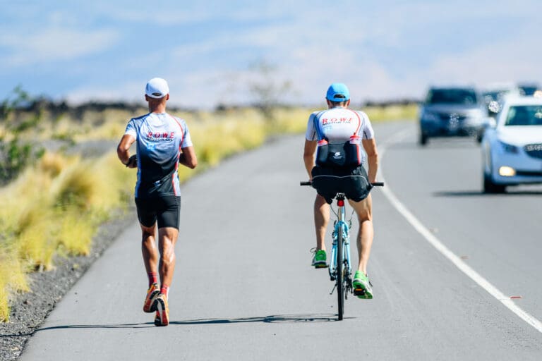 Lauf in der Gluthitze - daneben ist reger Verkehr auf dem Highway 19