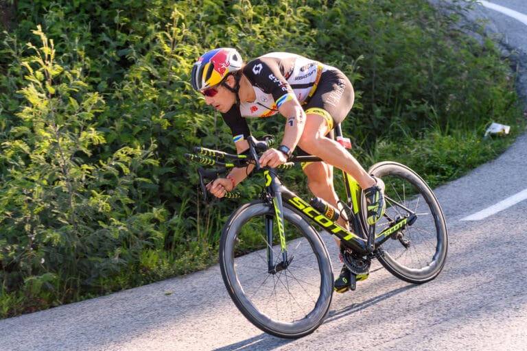 Die klassische Rennlenker-Position ist beim Downhill der Griffposition am Tri-Basislenker überlegen