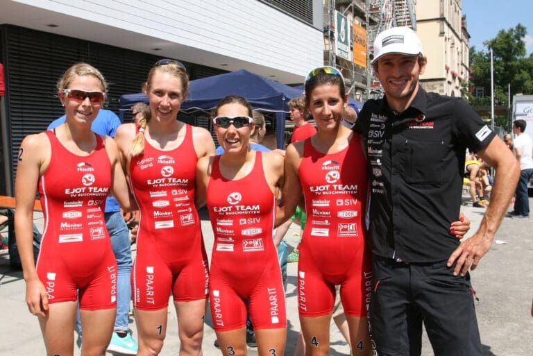 Das Buschhüttener Frauenteam feiert die erneute Meisterschaft