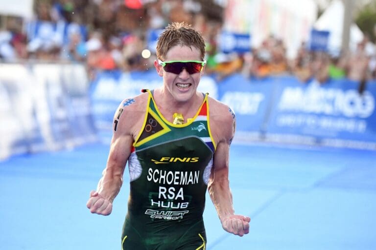 Henri Schoeman aus Südafrika siegt beim Finale der ITU World Triathlon Series 2016 in Cozumel