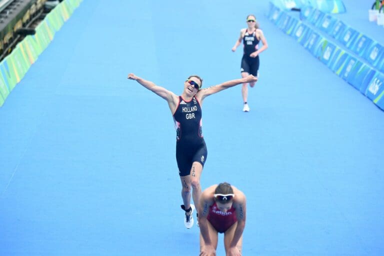 Vicky Holland gewinnt den langen Sprint gegen Teamkollegin Non Stanford