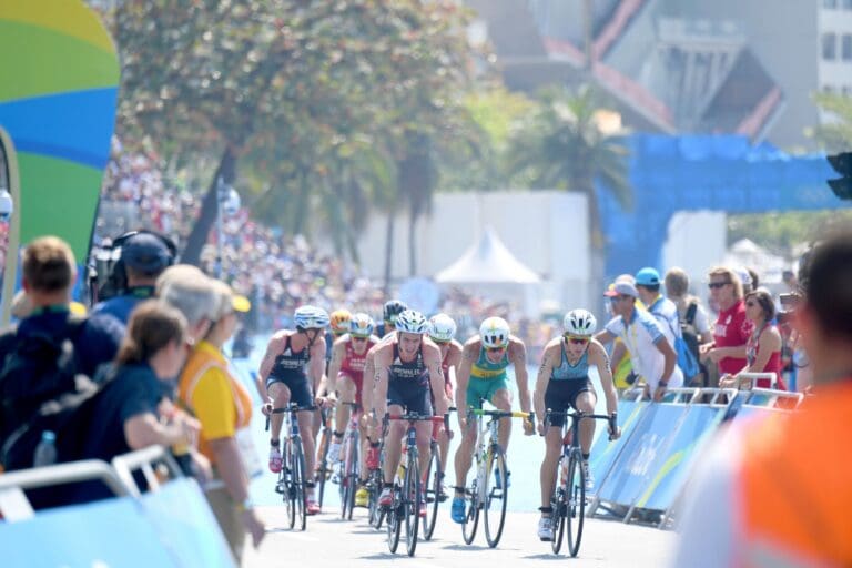 Die Spitzengruppe um die Brownlee-Brüder nimmt gleich nach dem Schwimmen mächtig an Fahrt auf