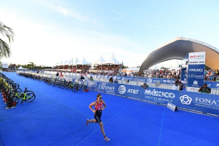 Flora Duffy allein auf dem Weg zum Sieg in Cozumel und zum WM-Titel 2016