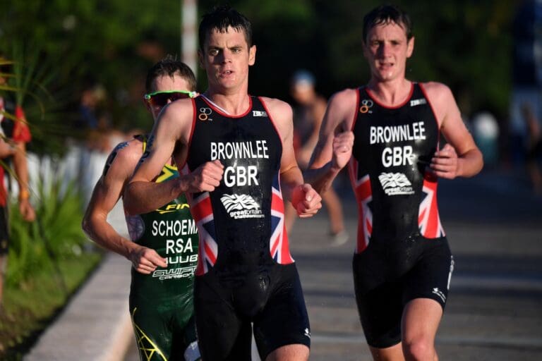 Nach schaut alles normal aus: Jonathan Brownlee macht die Pace, Bruder Alistair und Henri Schoeman bleiben dahinter