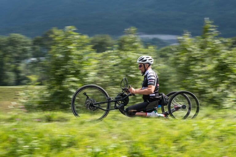 Ein absolutes Novum: Der Liechtensteiner Walter Eberle finisht als erster Paratriathlet einen Deca-Ultra