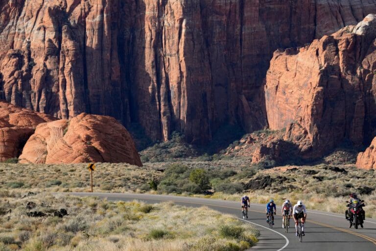 Die Spitzengruppe am Anstieg im Snow Canyon