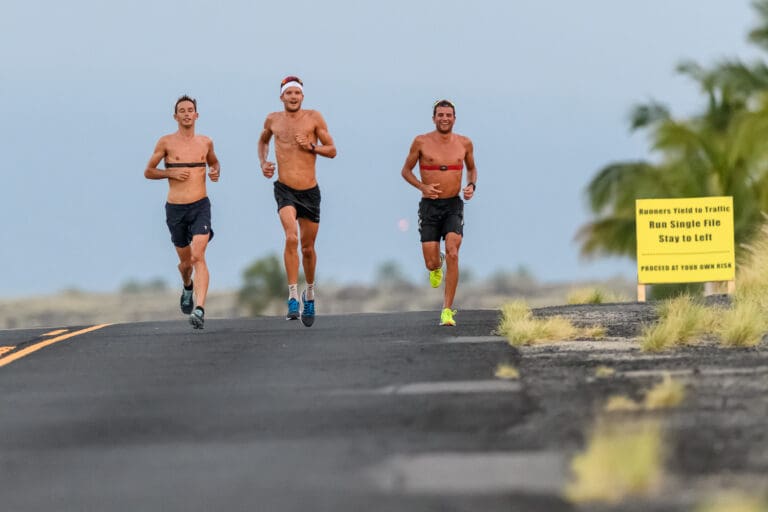 Das Intervall-Training von Jan Frodeno, Nick Kastelein und Terenzo Bozzone war gerade vorbei, als wir das Trio vor die Linse bekamen. Dementsprechend entspannt geht´s jetzt zur Sache.