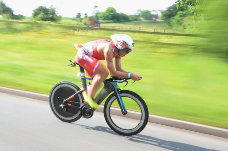 Javier Gomez auf dem Weg zum Sieg in Staffordshire