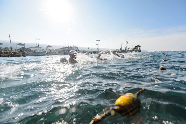 Andere Schwimmer sind selbst auf den letzten Metern noch wie an einer Perlenkette aneinander gereiht