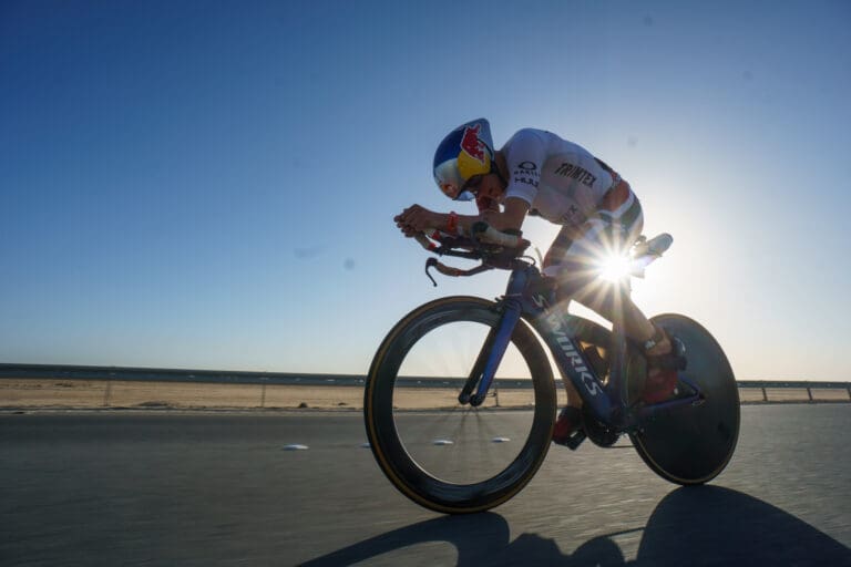 Obwohl Blummenfelt eigentlich in der World Triathlon Series mit dem normalen Roadbike unterwegs ist, macht er auch auf dem TT-Bike eine richtig gute Figur