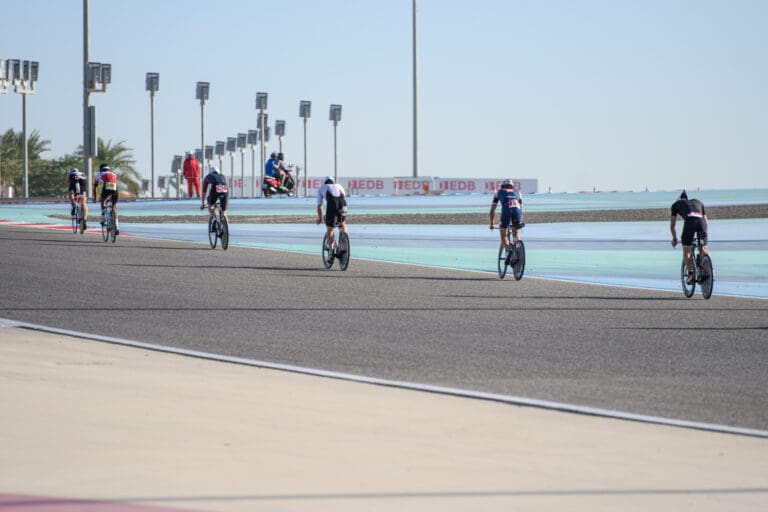 Auf dem Bahrain International Circuit müssen außerdem ein paar "Asphaltblasen" weggedrückt werden