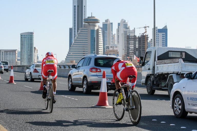 Am Raceday mussten sich die Bahrainer die Straße mit den Triathleten teilen. Wobei auch im Starterfeld die Einheimischen die größte Anzahl an Startern stellten