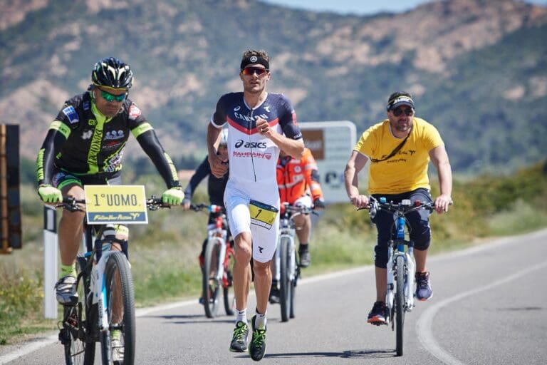 Volller Begleitschutz für Jan Frodeno beim abschließenden Halbmarathon beim Chia Sardinia 70.3 Triathlon