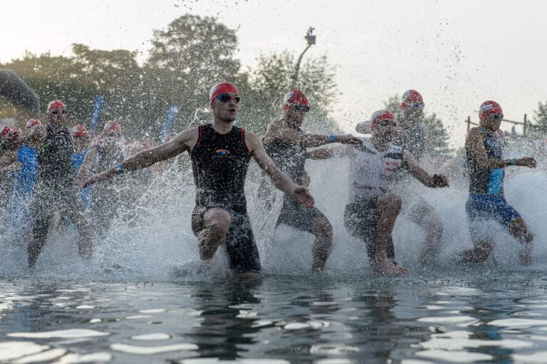 Kampf um die beste Position für die ersten Schwimmzüge