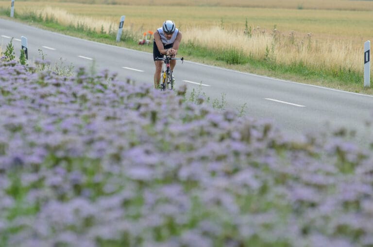 Farbenspiel am Rande der Radstrecke des Ironman Frankfurt