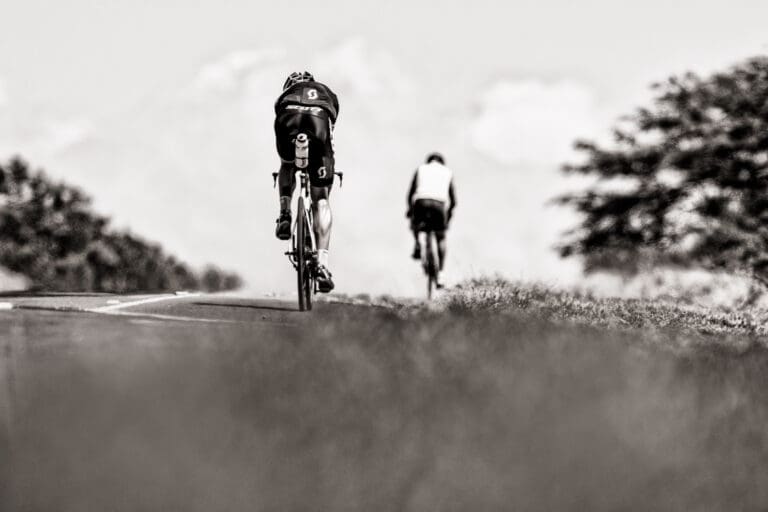 Ein Radfahrer taucht am Horizont auf ...