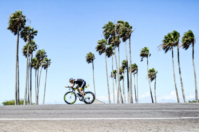 Anschließend ist erst einmal Highspeed angesagt. Auf den ersten Kilometern des Downhill von Hawi hilft der Rückenwind kräftig mit.