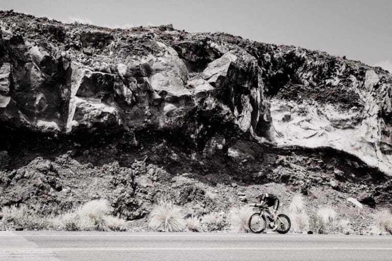 Größenverhältnisse: In Hawaiis Lavawüste können selbst Triathlongrößen wie Sebastian Kienle schnell auf Miniaturmaß schrumpfen. Das zeigt der Blick in die Ironman-Geschichte eindrucksvoll.