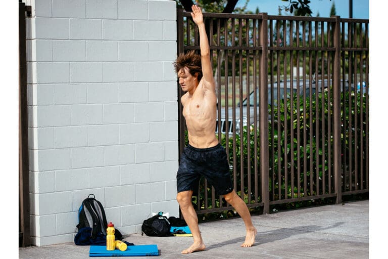 Draußen bereitet sich Sebastian Kienle für sein Swim-Workout vor.