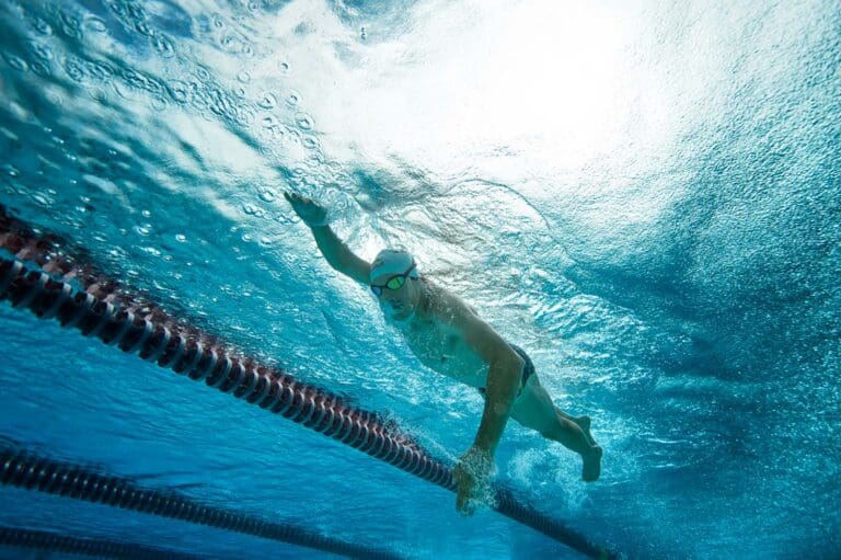 Dabei steht die Konzentration auf die Schwimmtechnik im Vordergrund