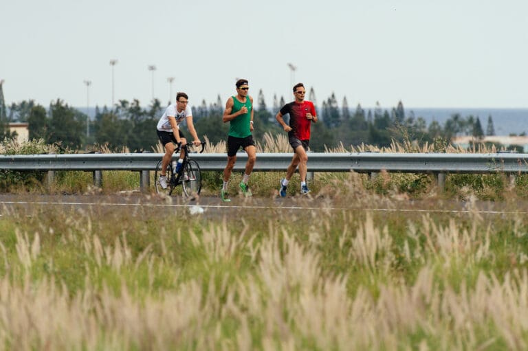 Am späten Nachmittag gings dann bei angenehmer Bewölkung zur Laufeinheit auf den Highway - mit dabei Physio Martin Steinbach auf dem Rad