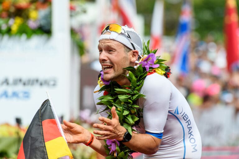 Unfassbar!!! Patrick Lange ist Dritter beim Ironman Hawaii 2016 - und er bricht den den 27 Jahre alten Laufstreckenrekord von Mark Allen. Seine Laufzeit: 2:39:45 Stunden