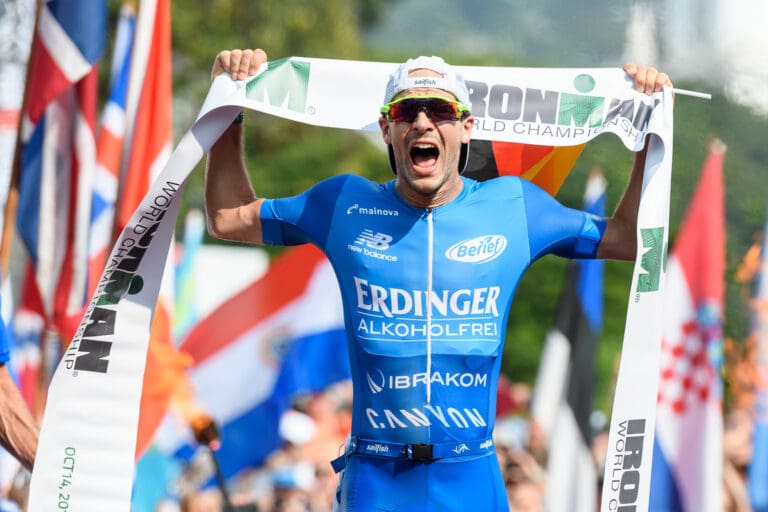 Dann ist es vollbracht: Patrick Lange ist der neue King of Kona und drückt dabei den Streckenrekord auf 8:01:40 Stunden