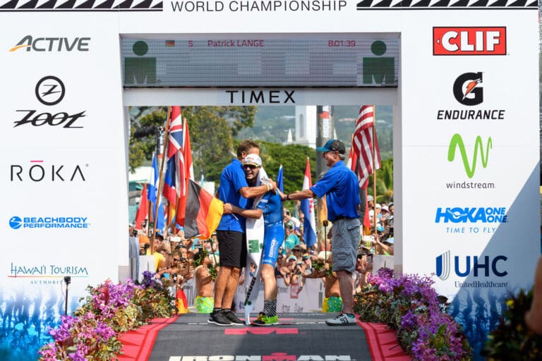 Die Ironman-Heroen und Rekordsieger Dave Scott und Mark Allen gehören zu den ersten Gratulanten