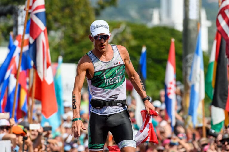 Ein Wunder das es Lionel Sanders noch als Zweiter über den Zielstrich schafft. Zum Schluss ging es mehrere Kilometer nur noch im Humpelschritt für den Kanadier voran