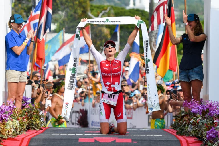 Bei den Frauen bleibt alles wie gehabt - Daniela Ryf holt sich den dritten Kona-Titel in Serie. Gefeiert wird mit einem Kniefall und ...