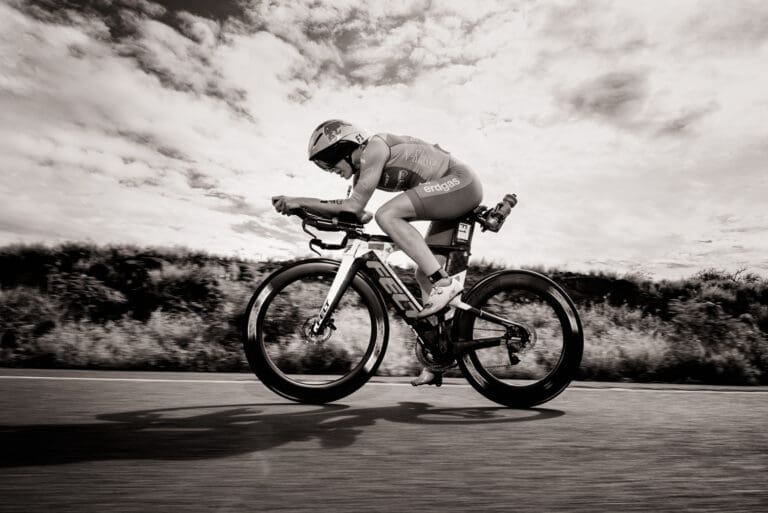 Aber Daniela Ryf ist eine, die eigentlich fast nie aufsteckt.  Mit zunehmender Renndauer lief es immer besser für die Schweizerin. Die Rekordjagd war eröffnet. Neuer Bike-Rekord: 4:26:07 Std.