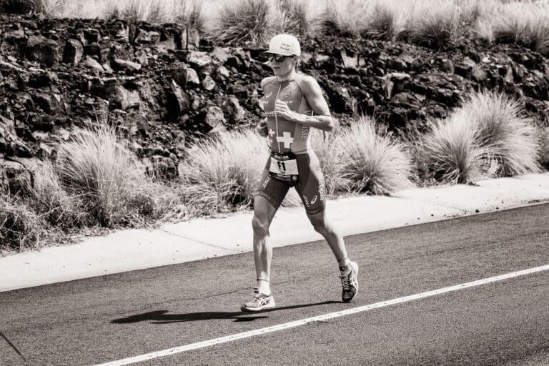 Daniela Ryf hatte sich schon am Ende der Radstrecke auf die Spitzenposition geschoben und lief nun fast schon kontrolliert ihrem vierten Kona-Triumph entgegen