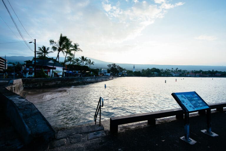 Kona erwacht an einem Montagmorgen: Noch ist alles ruhig - in ein paar Tagen wird dieser Ort der Nabel der Triathlonwelt