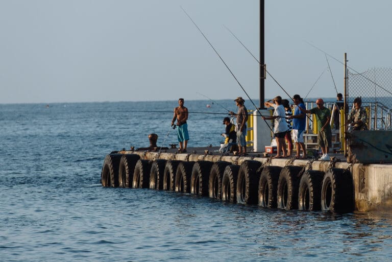 Noch gehört der Pier früh am Morgen den Anglern