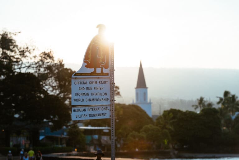 Hinweis für Touristen: Hier findet der Ironman Hawaii statt und das Billfish Tournament - ein ebenso weltbekannter Angelwettbewerb