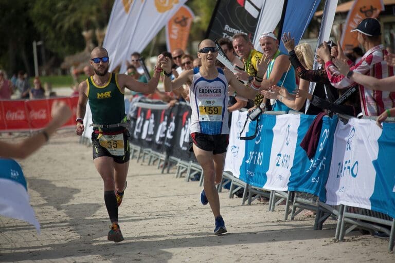 Gemeinsamer Zieleinlauf - LCW Mallorca-Gesamtsieger Tom Vickery (rechts) und der Gesamtzweite James Elgar