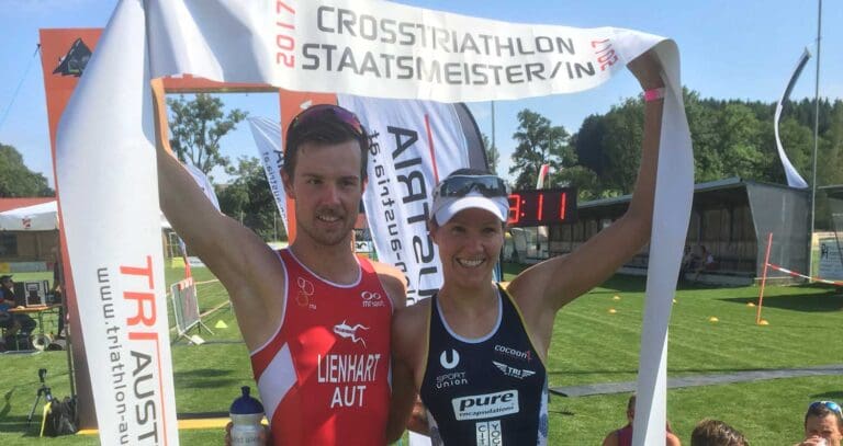 Florian Lienhart bei der Crosstriathlon Staatsmeisterschaft im Jahr 2017 (im Bild mit der damaligen Frauensiegerin Elisabeth Gruber)