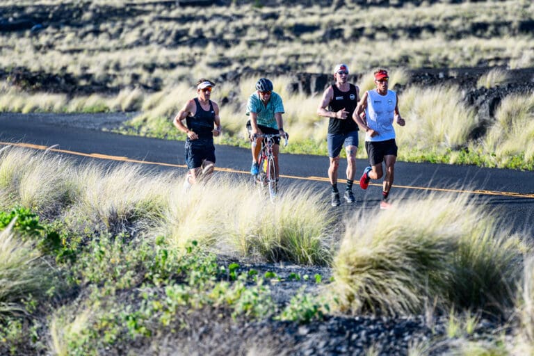 Als erstes Bolzer-Stück hat sich der Meistertrainer den Uphill im Energy Lab heraus gesucht. Die Schlüsselstelle des Ironman Hawaii-Marathons schlechthin. Oft kommt hier der Wind von unten vom Meer und sorgt gefühlt für absolut stehende Luft